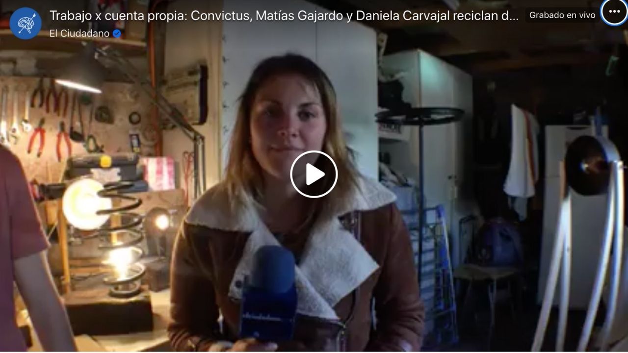 Daniela Carvajal reciclan de la basura y hacen lámparas que parecen verdaderas obras de arte.